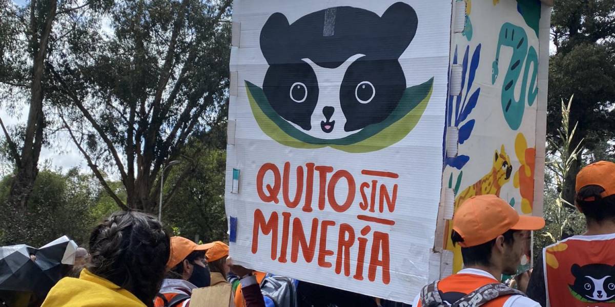 El colectivo 'Quito sin Minería' entrega firmas para consulta popular