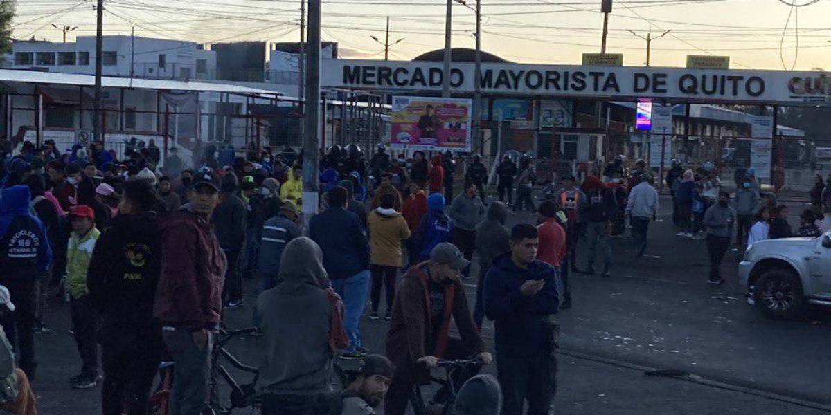 Mercado Mayorista de Quito amanece cerrado; manifestantes se concentran en los exteriores