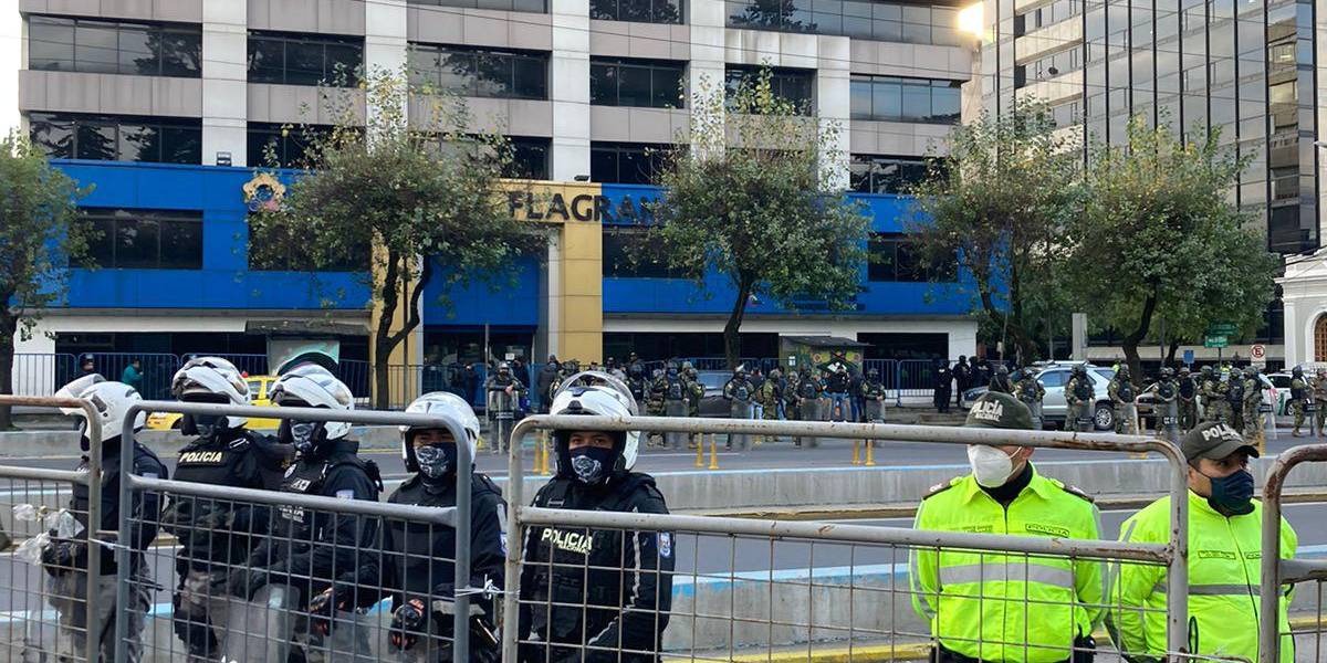 Policía cierra los alrededores de la Unidad de Flagrancia, en Quito, tras la detención de Iza