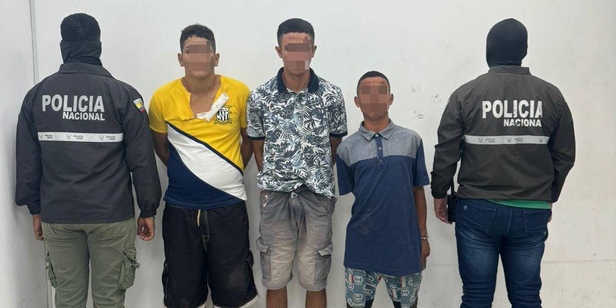 La policía detiene a tres sujetos mientras cercenaban un cadáver en Portoviejo