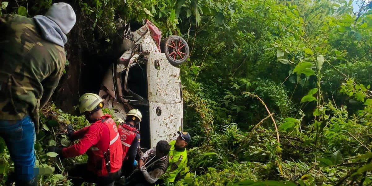 Tres ocupantes de un vehículo resultan heridos tras caer 200 metros por un abismo