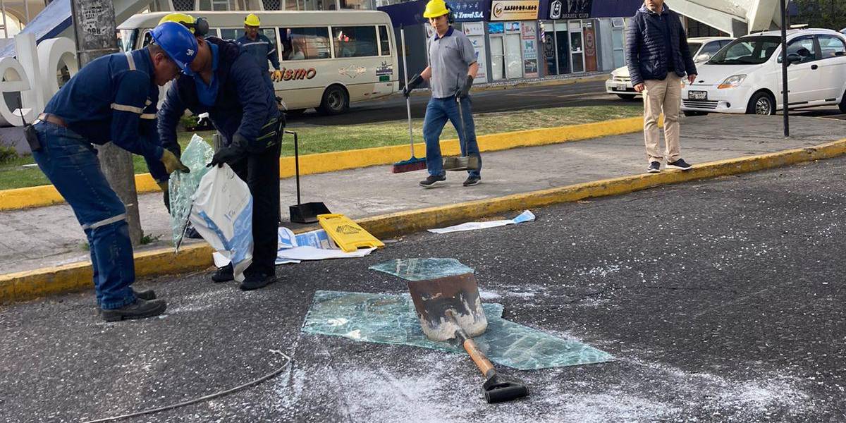 Quito: un auto se estrelló contra la recepción de un hotel, el chofer huyó