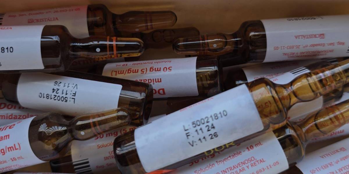 Arcsa retira 1 300 medicinas irregulares que se vendían en carpas afuera del Hospital Monte Sinaí, en Guayaquil