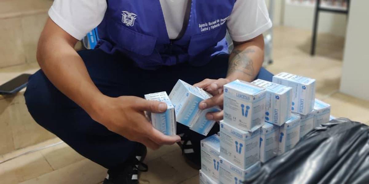 Arcsa detectó 9 842 productos irregulares en las inmediaciones del Hospital Carlos Andrade Marín, en Quito