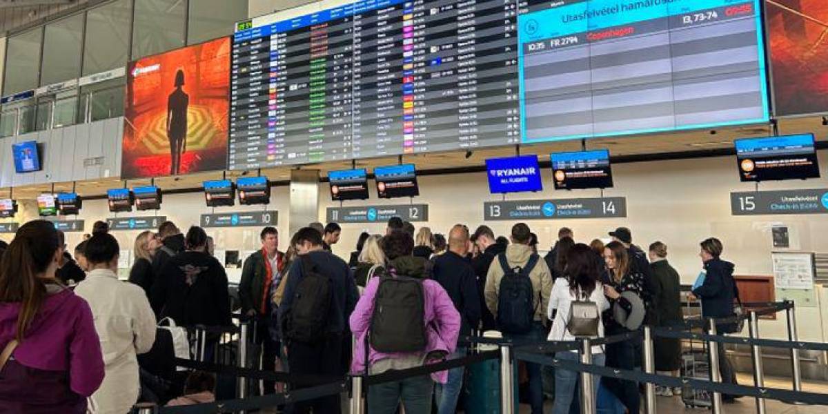 Fotografía de una larga fila de espera para equipaje en el aeropuerto de Chicago, Estados Unidos.