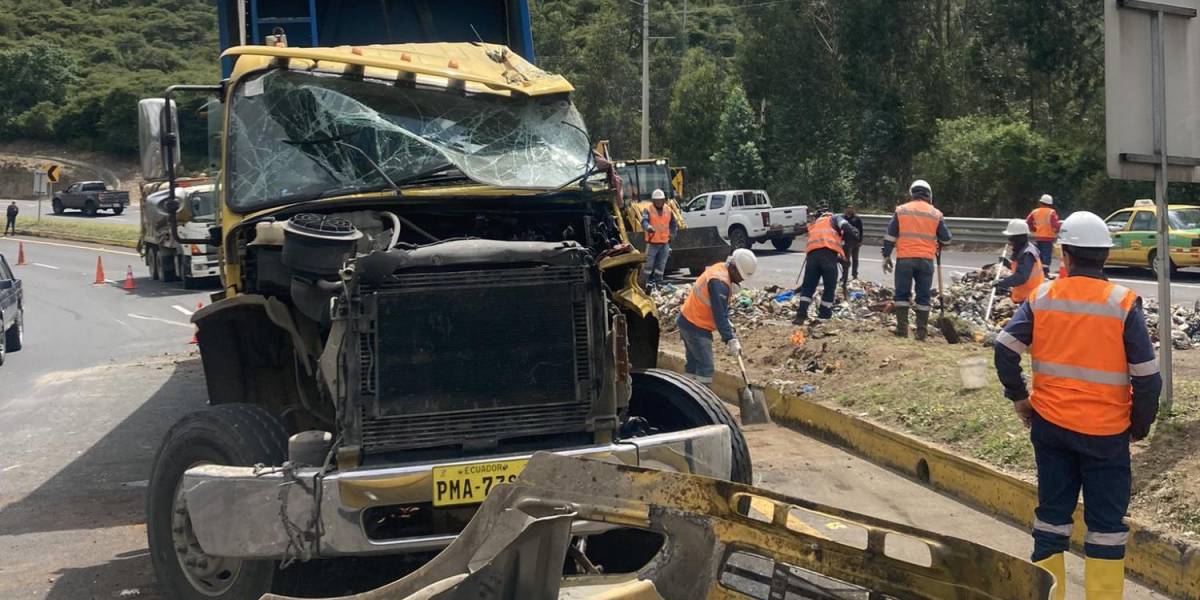 Quito: un tráiler con 20 toneladas de basura se volcó en la ruta E35