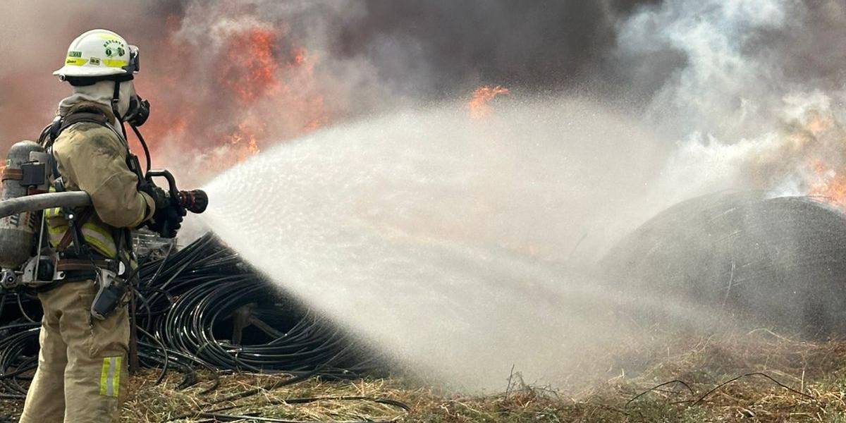 60 bomberos apagaron un incendio de cables en un solar de la Vía a Daule, en Guayaquil