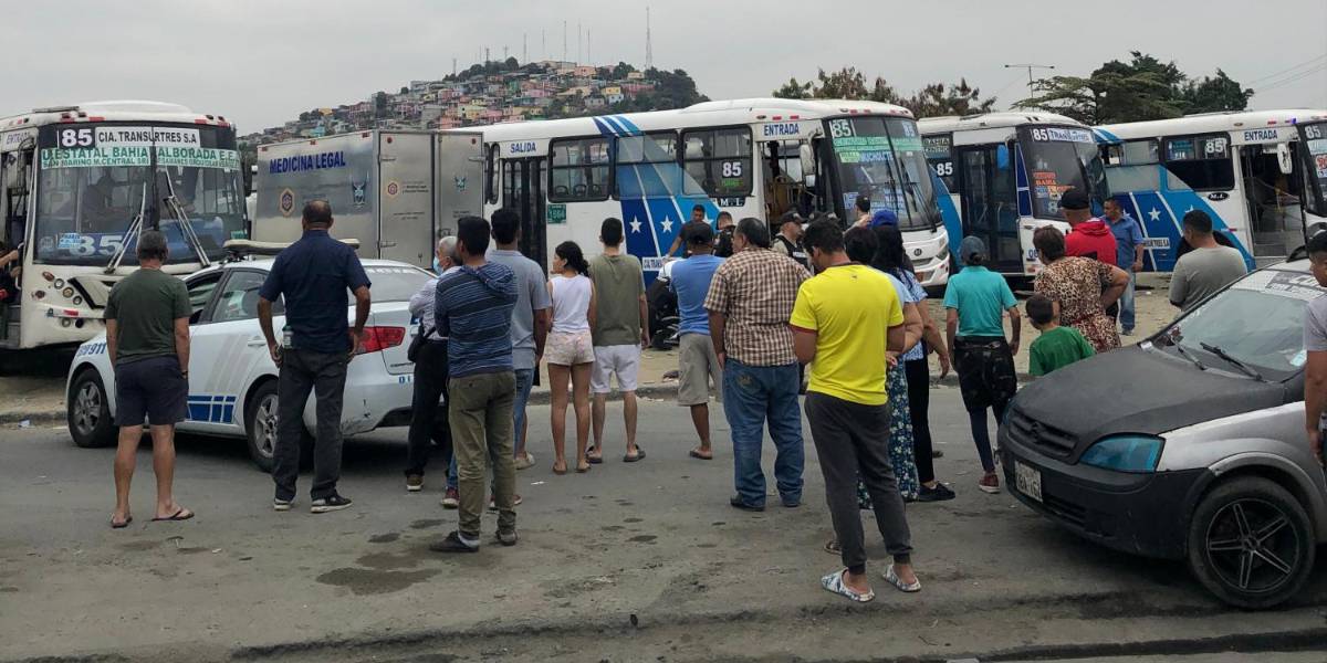 Tres personas fueron asesinadas en el estacionamiento de los buses de la línea 85 en Mucho Lote 1, en Guayaquil