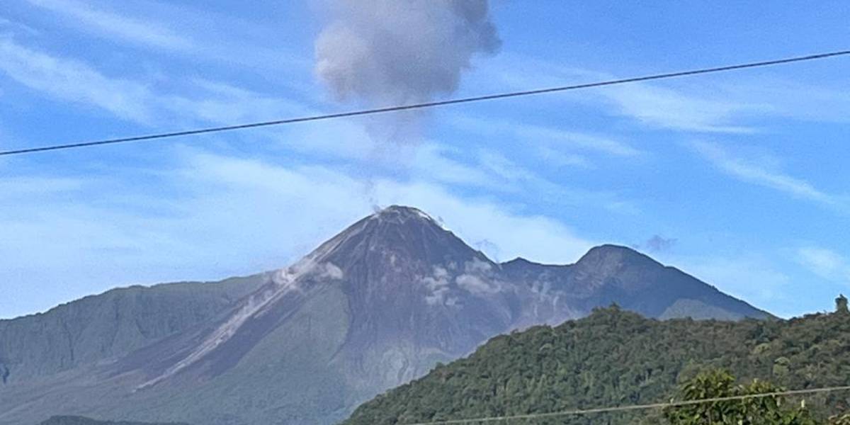 Nueva alerta por caída de cenizas del volcán El Reventador