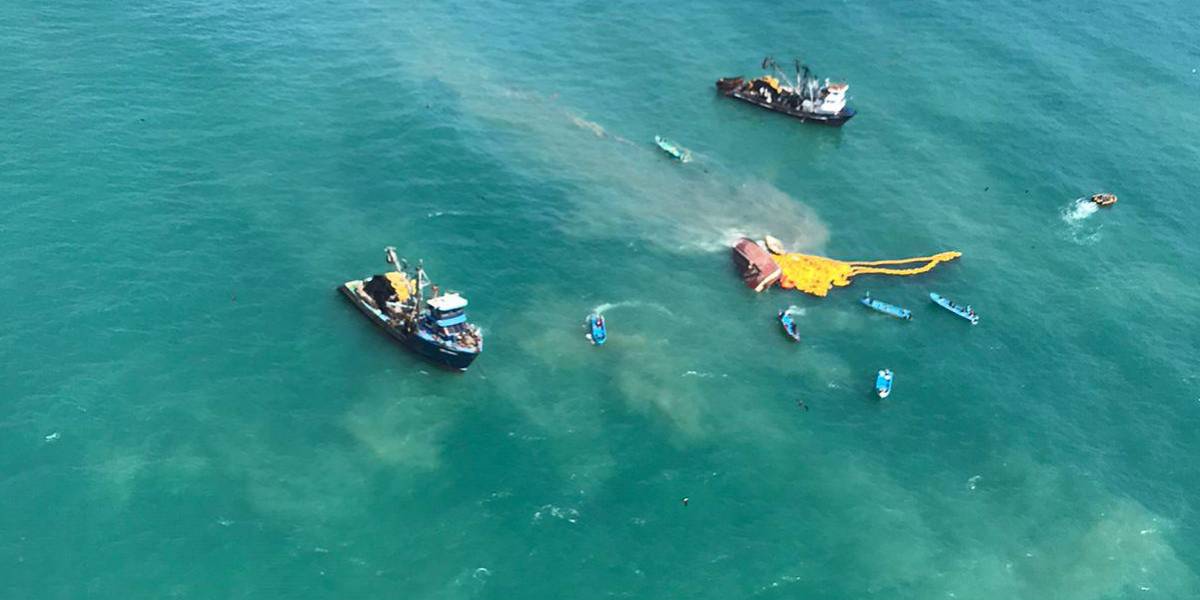 Un barco pesquero naufragó en el sector de Chanduy, en Salinas