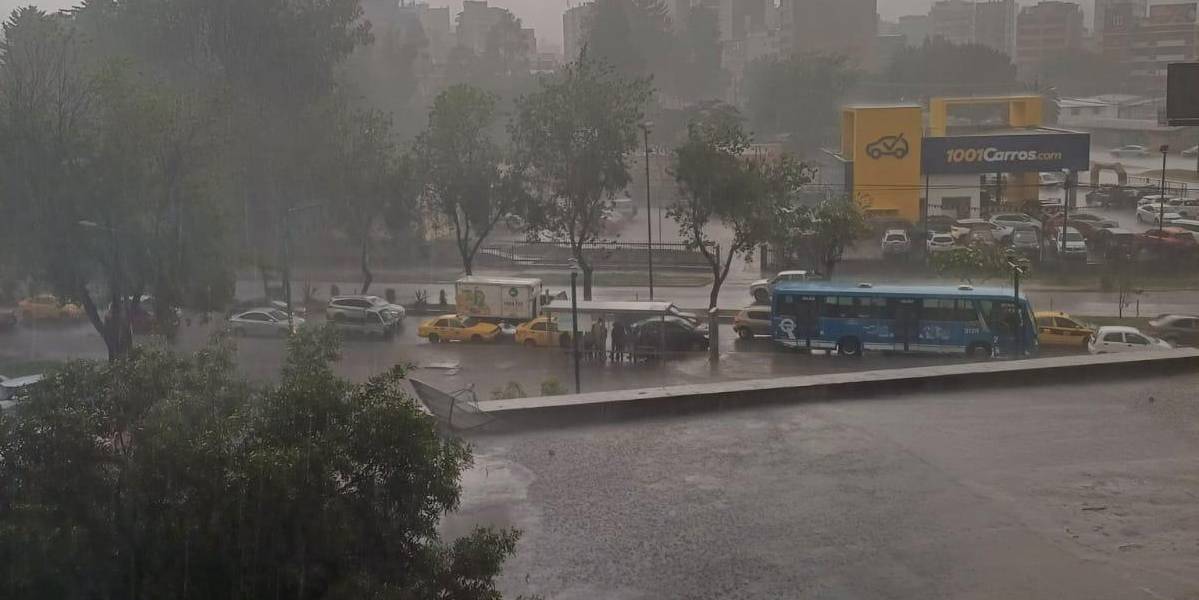 Quito: lluvia y granizada deja inundaciones en viviendas