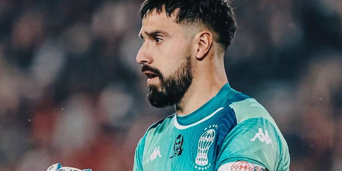 El saque de Hernán Galíndez que provocó un autogol a favor de Huracán en Copa Sudamericana