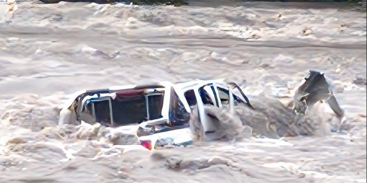 Imagen de la camioneta en el río Kumbatza.