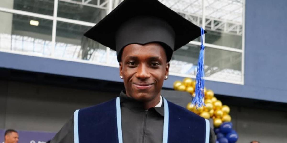 Darwin Guagua entre los graduados bachilleres de Independiente del Valle