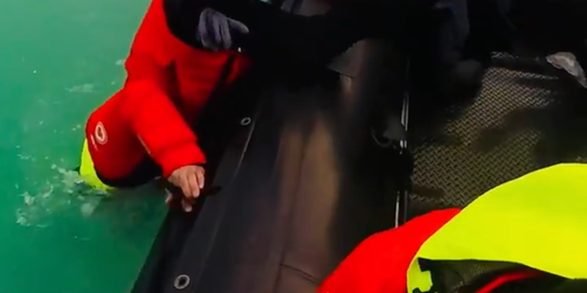 Turista se lanza a las frías aguas del océano Ártico para rescatar su teléfono