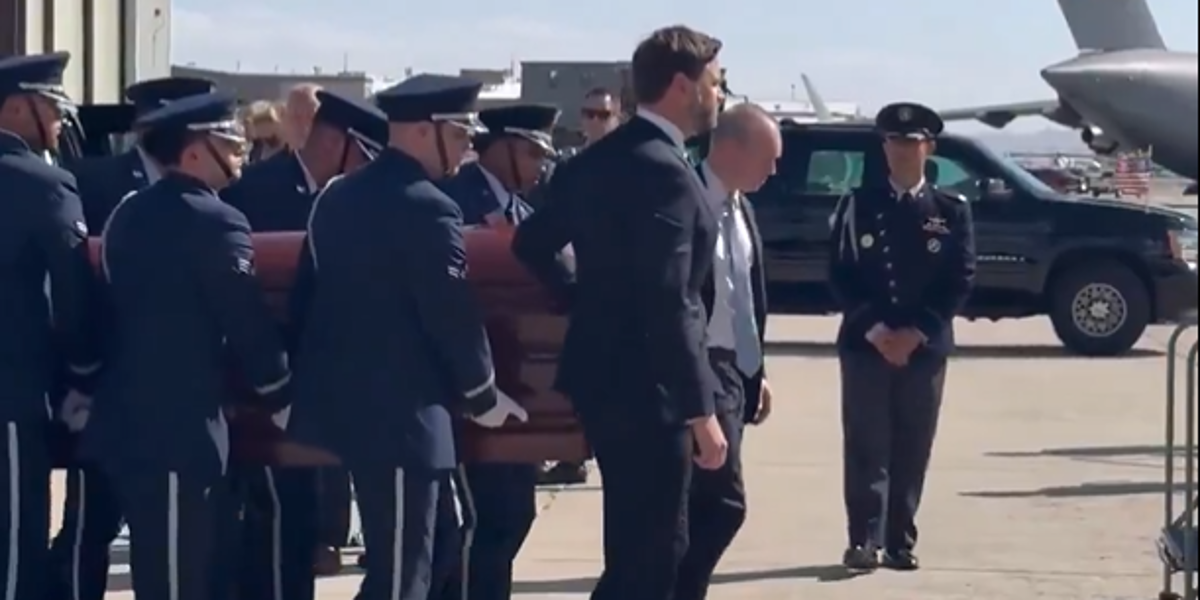 El cuerpo de Charlie Kirk fue trasladado a Arizona acompañado del vicepresidente de EE. UU.