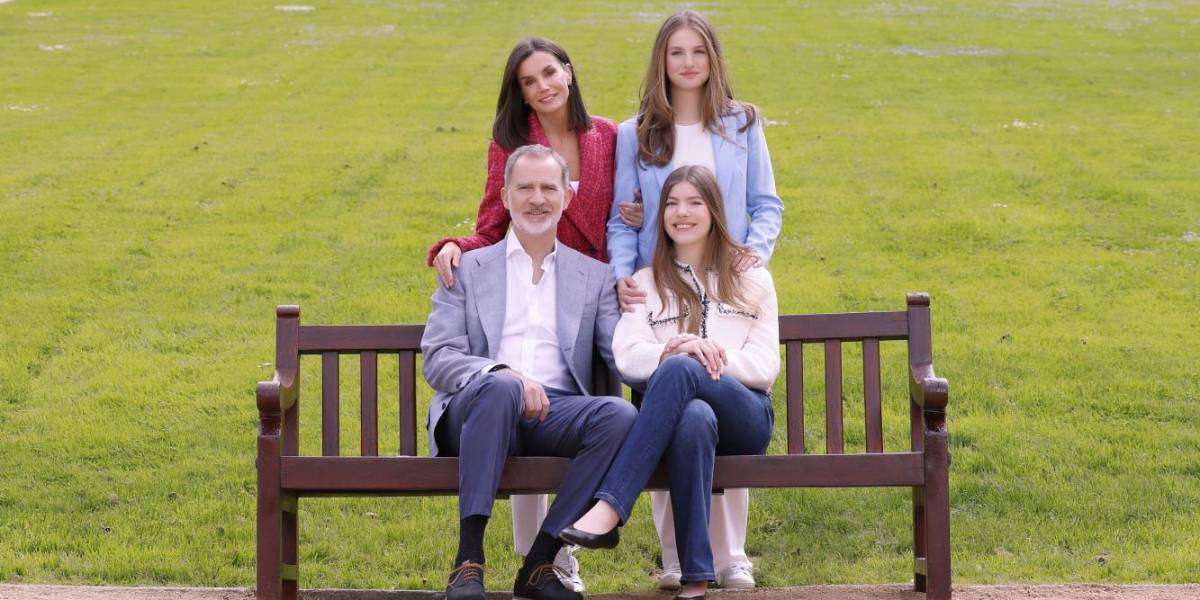 Felipe y Letizia, reyes de España, celebran su vigésimo aniversario de bodas una sesión de fotos