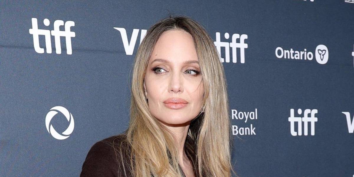 Angelina Jolie llora al hablar de su madre durante la premier de Couture, su nueva película