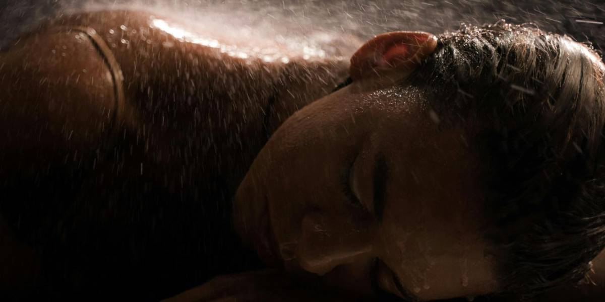 ¿Te bañas con agua caliente? Esto le estás haciendo a tu piel