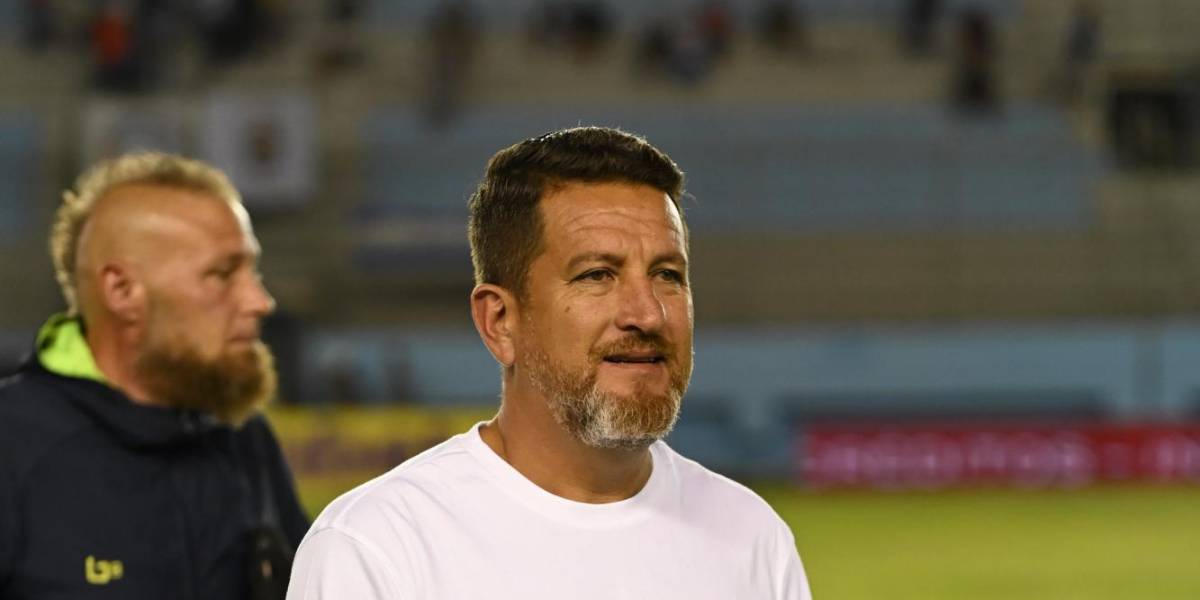 Patricio Urrutia renunció como entrenador del Delfín, tras la humillante goleada ante Aucas