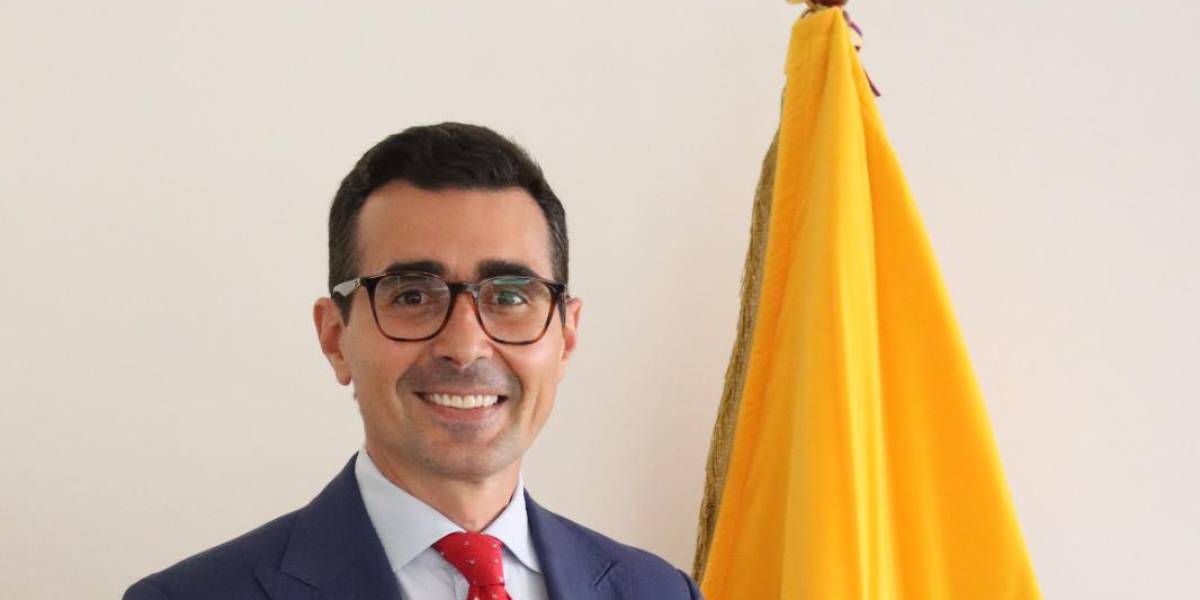 Guschmer desmiente estar impedido de ejercer cargo de Ministro, aunque el documento consta en el portal oficial