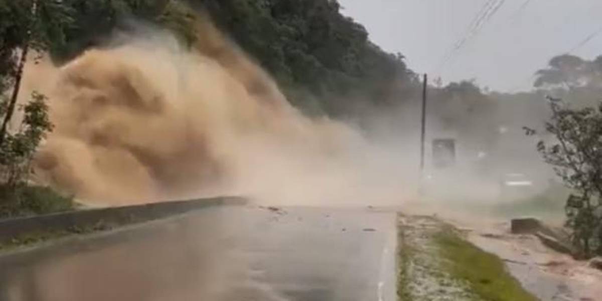 La vía Loja-Zamora se cerró por el desbordamiento de la cascada Velo de Novia