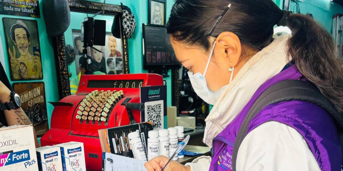 Arcsa clausuró una barbería en Riobamba donde se aplicaba minoxidil sin registro sanitario