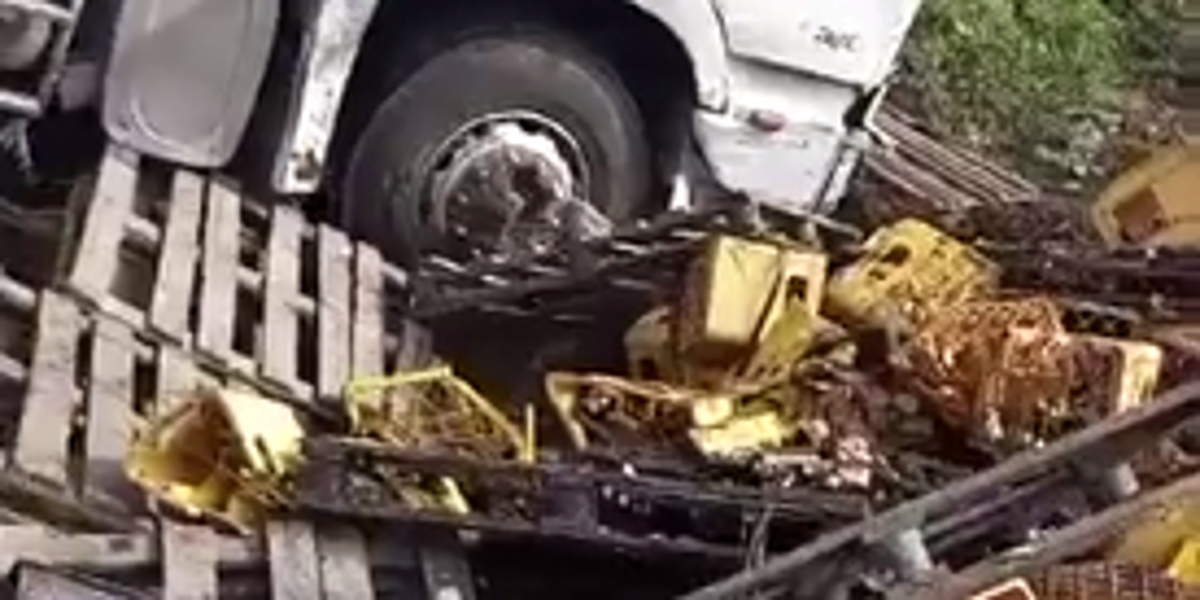 Un camión cargado con dos mil jabas de cerveza se volcó en el kilómetro 19 de la vía a Daule