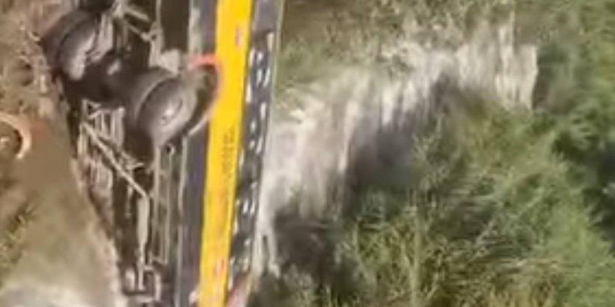 Bolívar: un bus perdió pista y cayó al río en San Miguel