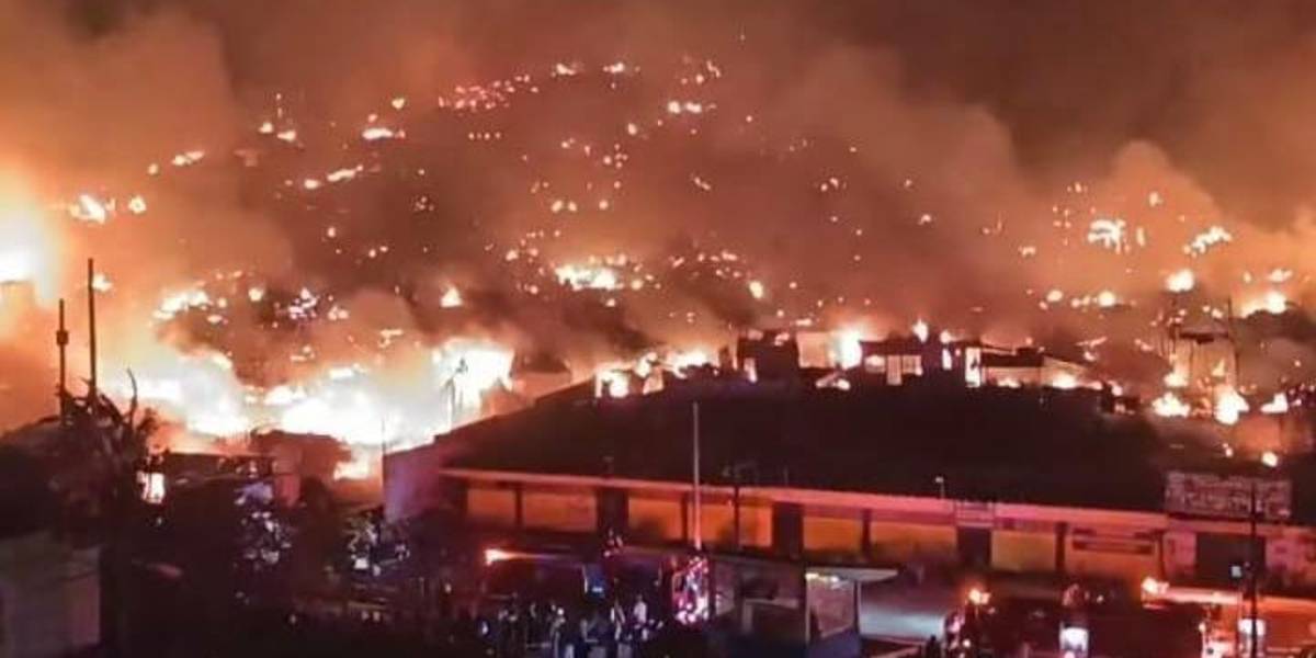 Perú: un enorme incendio arrasa con decenas de casas en San Juan de Miraflores, Lima