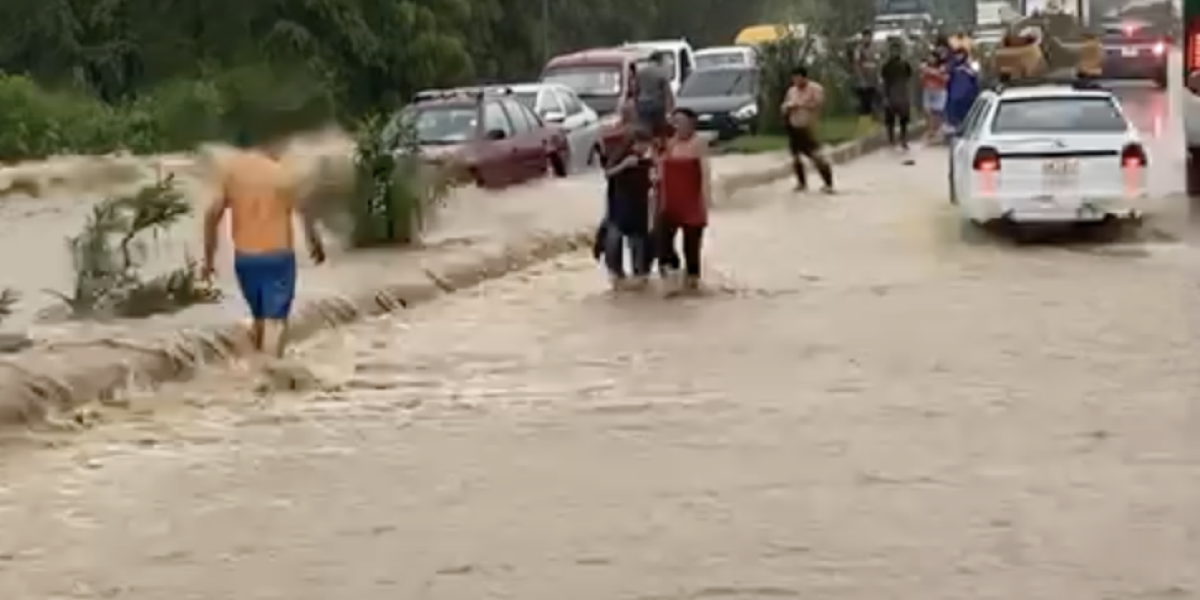 Inundaciones y desbordamiento de un río en vía a la Costa por fuerte lluvia
