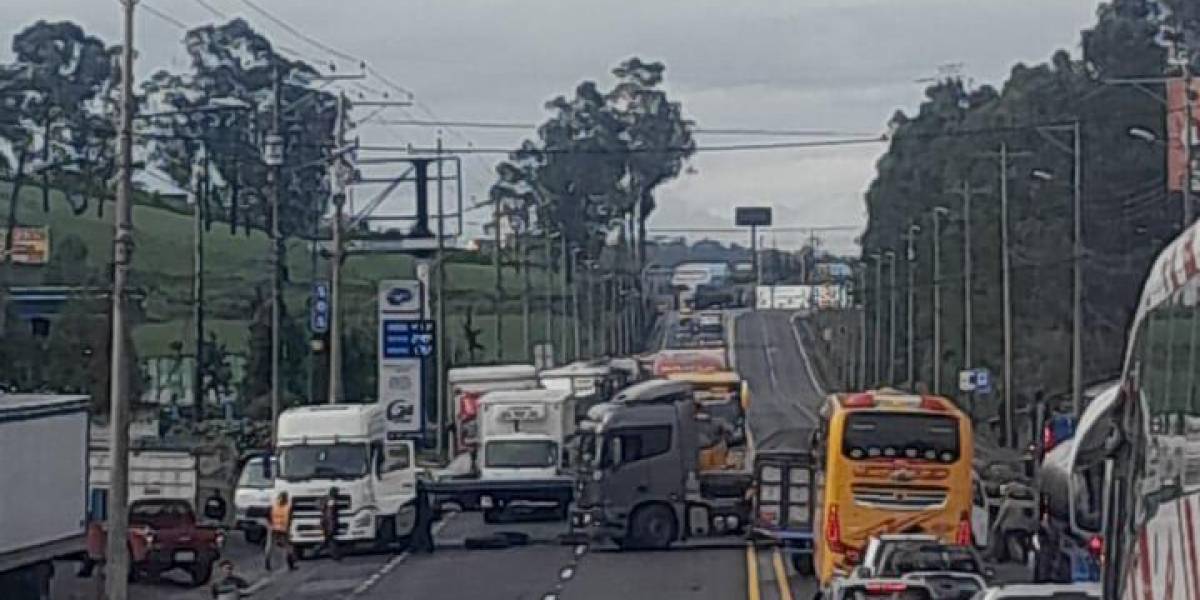 Transportistas bloquearon la vía E-35, sentido Quito-Machachi, por falta de seguridad en las carreteras