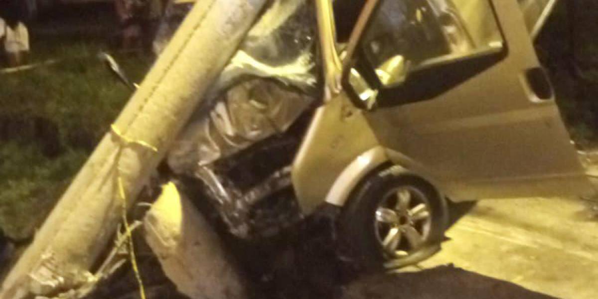 12 personas heridas en accidente de una furgoneta contra un poste, en Quito