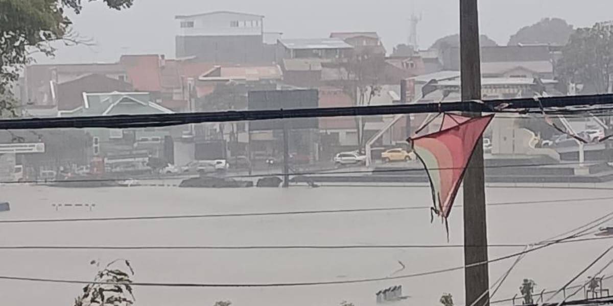 Las fuertes lluvias provocan inundaciones en Cuenca, este 1 de abril