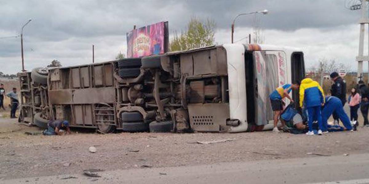 Accidente de autobús con hinchas de Boca Jrs deja un muerto y varios heridos