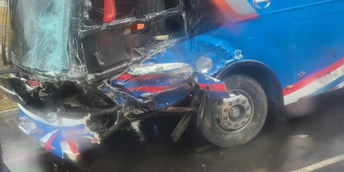 Un camión y un bus se chocaron en la vía a Papallacta, este 15 de mayo