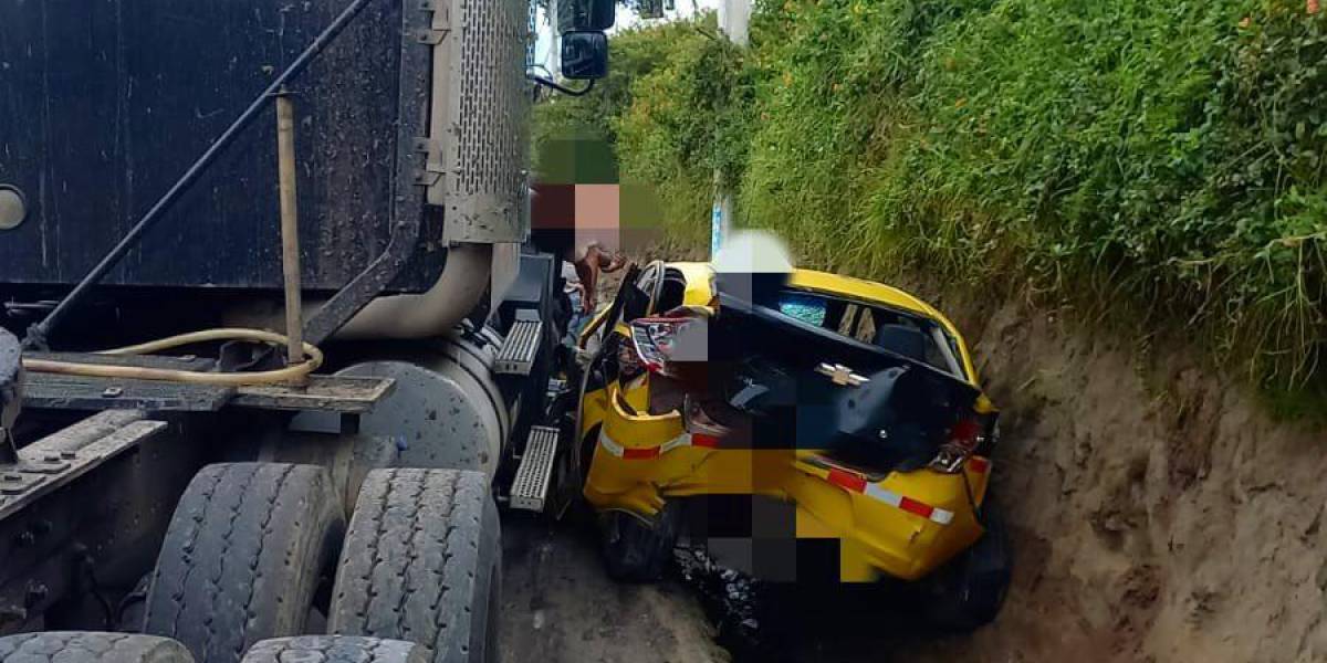 Quito: un tráiler y un taxi se chocaron en El Quinche