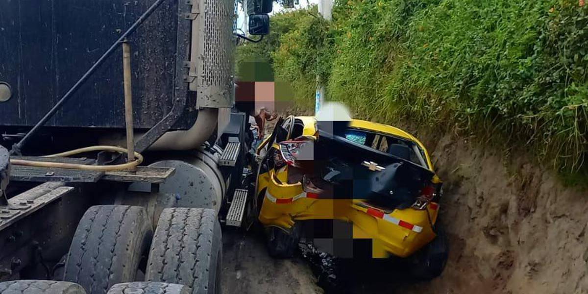 Quito: un tráiler y un taxi se chocaron en El Quinche