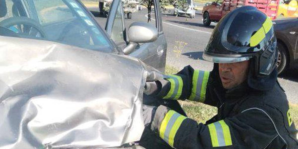 Un siniestro en la avenida Simón Bolívar dejó dos afectados, en Quito