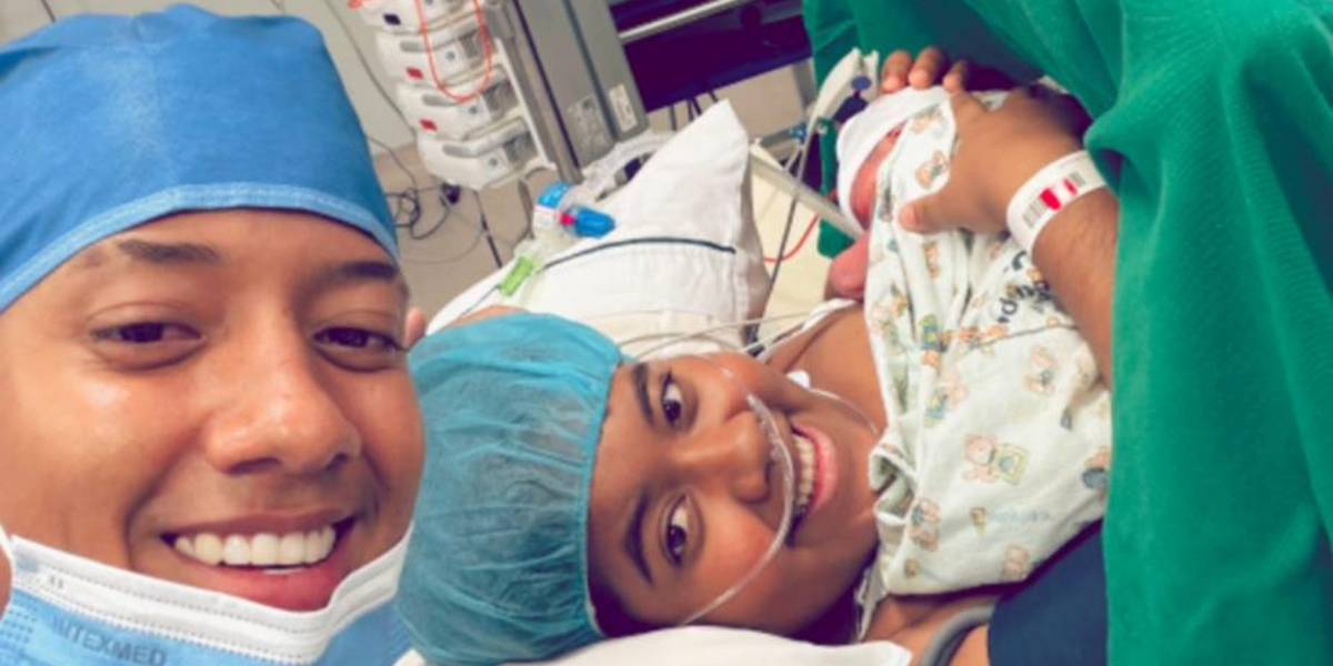 Jombriel y su pareja, Angie Hernández con su hijo en brazos.