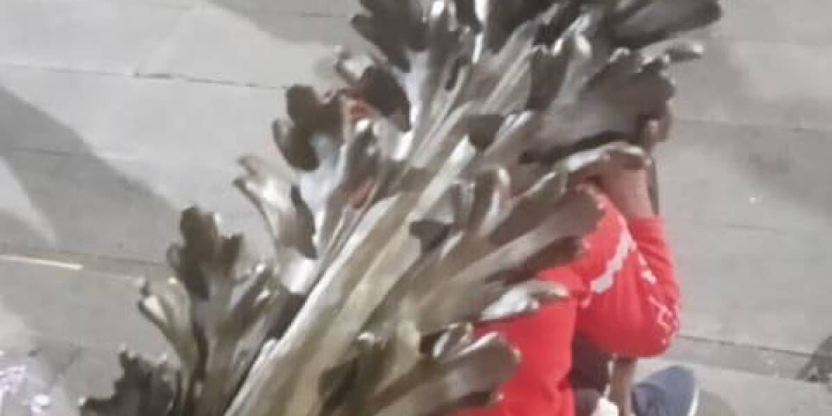 Quito: Sujetos intentaron robar una pieza del Monumento a la Independencia, en la Plaza Grande