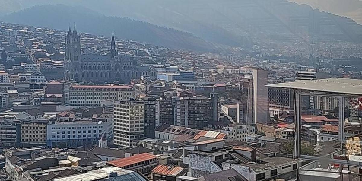 Una nube de humo cubre a Quito por incendio forestal en Itulcachi, la tarde de este 30 de agosto