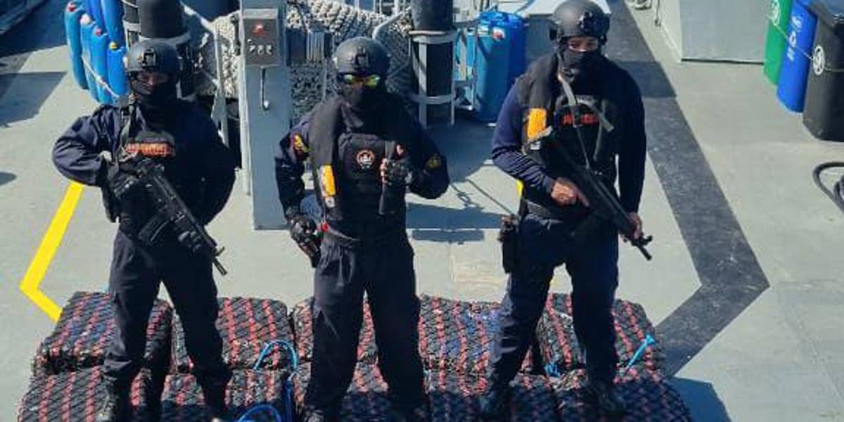 44 bultos con droga fueron decomisados al sureste de las Islas Galápagos