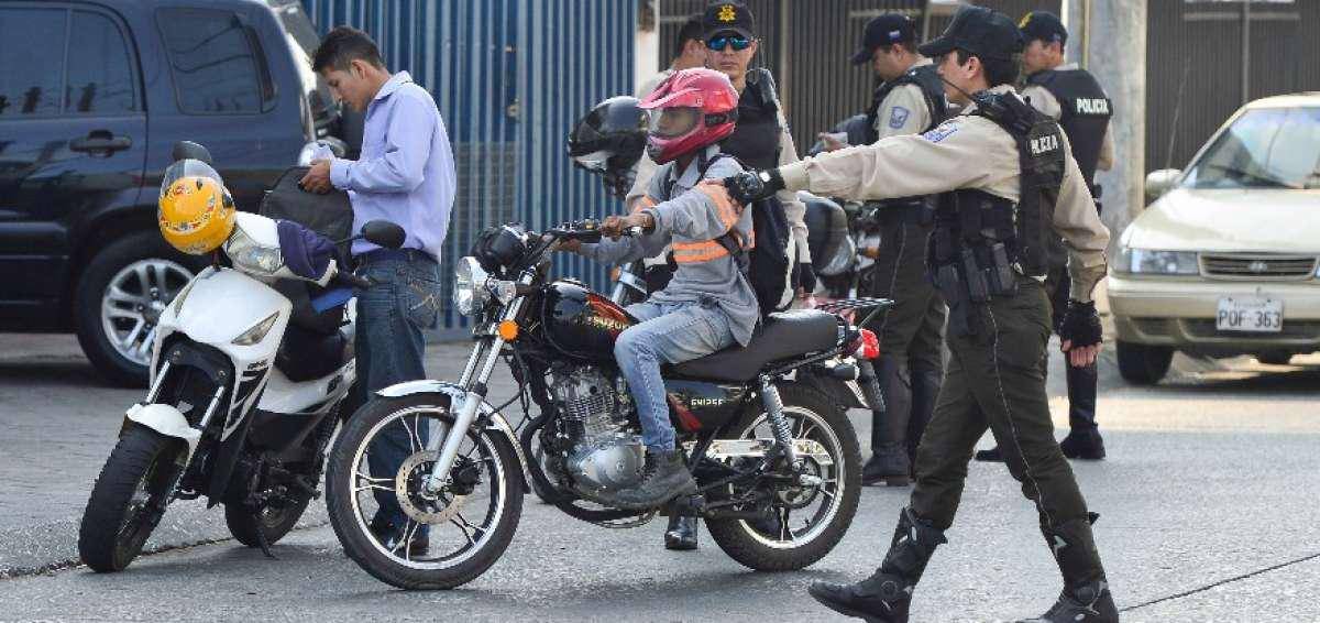 COE Cantonal de Guayaquil recomienda prohibir circulación de 2 personas en moto