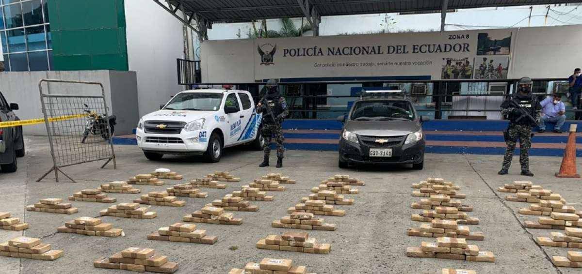 Decomisan casi media tonelada de droga camuflada en dos camiones en la vía Nobol-Guayaquil