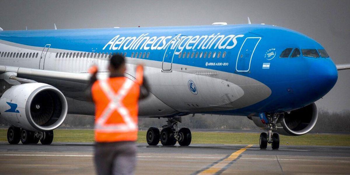 Amenaza de bomba en avión a punto de despegar en aeropuerto de Argentina, más de 270 pasajeros fueron desembarcados