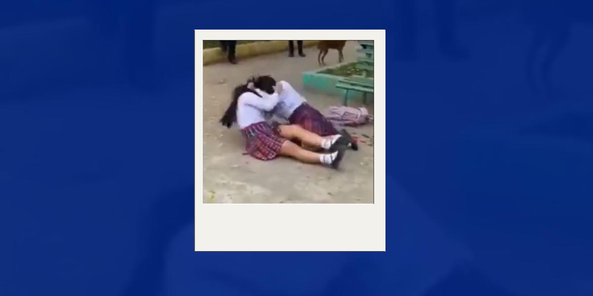 Estudiantes protagonizan violenta pelea en plena vía pública en El Carmen, Manabí​