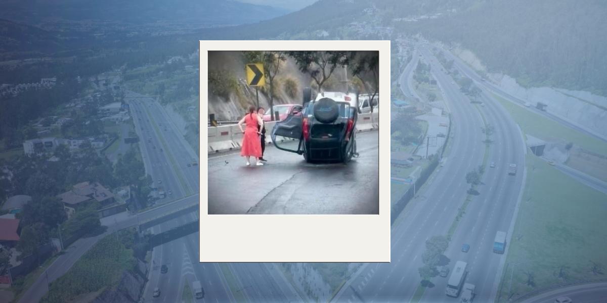 Quito: un vehículo se volcó en la Ruta Viva, al inicio de la tarde de este 24 de octubre