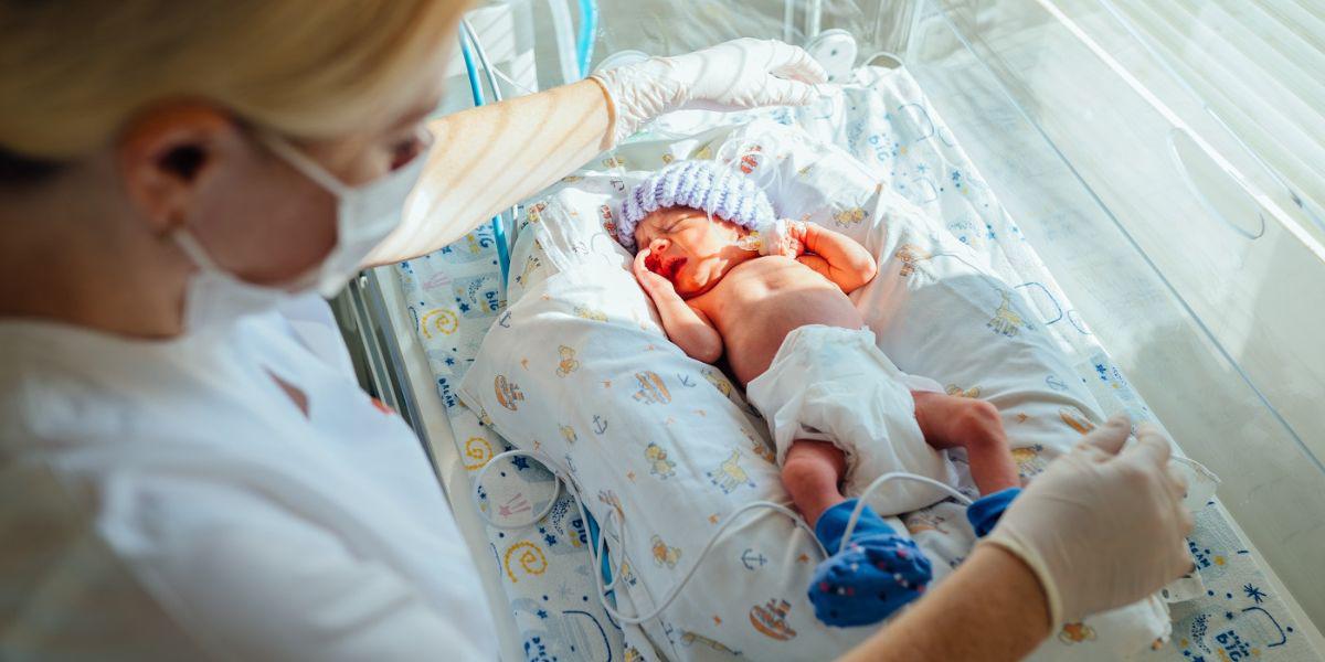 ¿Qué cuidados deben tener los padres de bebés prematuros al llevarlos a casa?