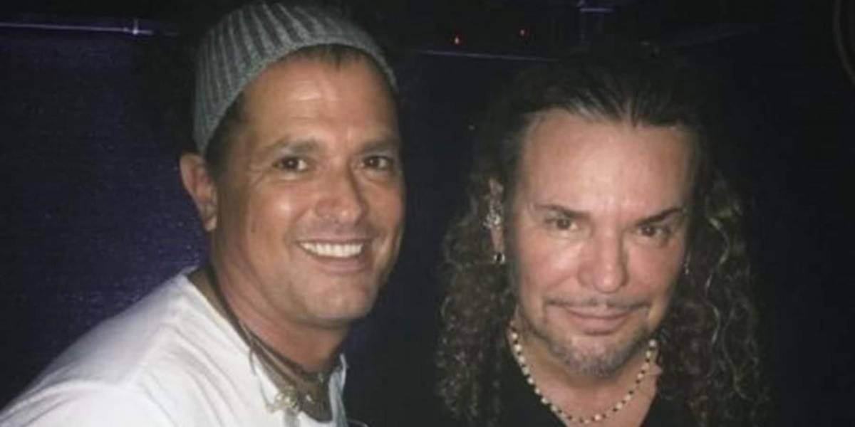 Carlos Vives le roba un beso a Fher, vocalista de Maná, y se viraliza en redes